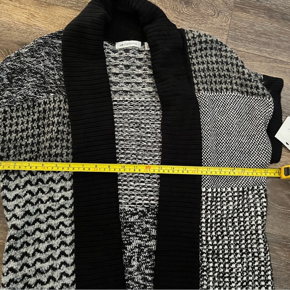 Liz Claiborne Black And White Patchwork Look
Woman's L Short Sleeve Sweater - Picture 7 of 9
